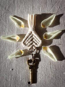 Biały breloczek w kształcie serca z dołączonym kluczem w płatkach tulipanów
