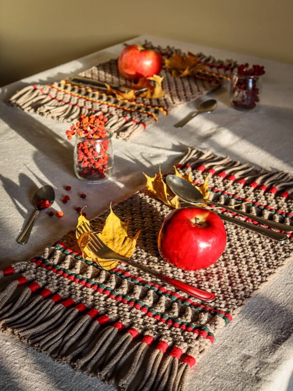 Na stole serwety etno ze sztućcami na liściach i jabłkami zamiast talerzy