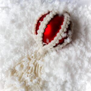 Świąteczne dekoracje - makramowa bombka w śniegu. Bombki z makramy