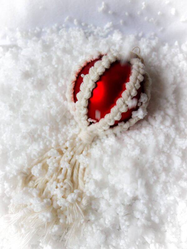 Świąteczne dekoracje - makramowa bombka w śniegu. Bombki z makramy