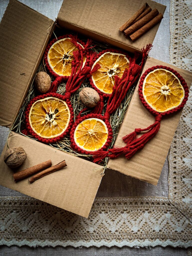 Zawieszki pomarańczki w boxie - w pudełku na sianku ozdobionym cynamonem i orzechami