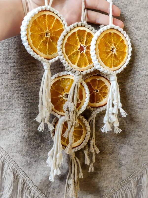 Zawieszki - pomarańczki na dłoni