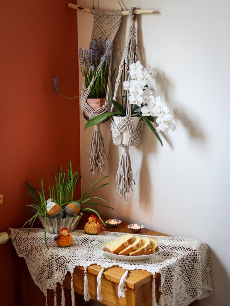 Kwietniki beżowe Vintage w aranżacji nad stolikiem z drożdżowym ciastem i szydełkową chustą