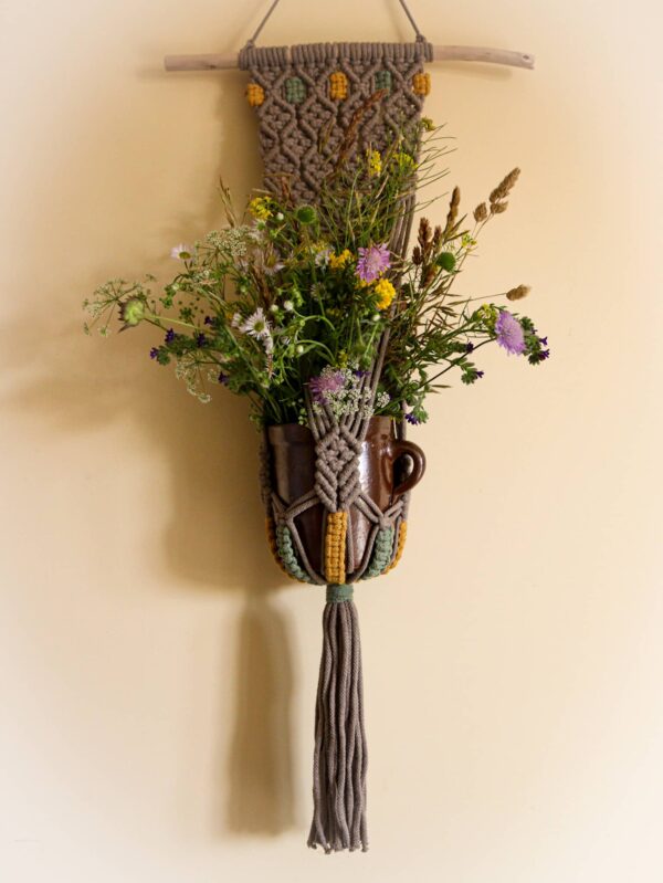 Kwietnik ścienny Etno jedna doniczka z bukietem polnych kwiatów