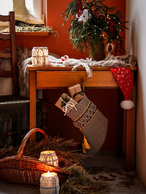 Pokój udekorowany na święta - jest skarpeta prezentowa, lampiony w koszu, łyżwa na parapecie, sianko, świerkowy stroik w wazonie z sieci
